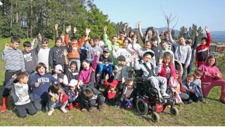 Los centros educativos gallegos celebran el Día del Árbol sacho en mano