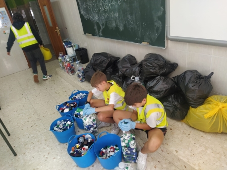 Reciclando tapóns e pilas