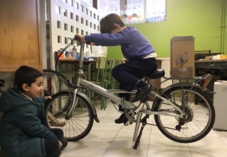 Crea Nature School crea una máquina recicladora de plásticos con una bicicleta